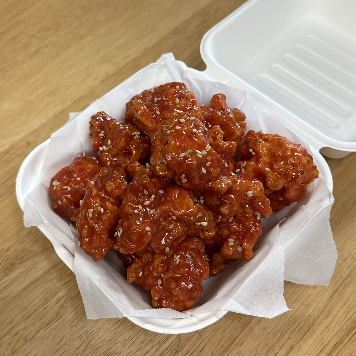 • 닭강정 •
◌
◌
모형인거 알면서 왠지 모르게 닭강정 냄새 나는 것 같기도 ,, 🤤 저녁으로 닭강정 추천