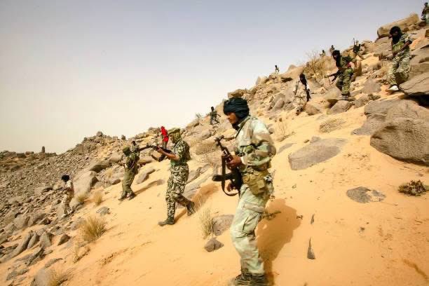 مقاومتنا في أزواد ليست نزوةً عابرةً أو طموحًا مفاجئًا؛ بل هي إرثٌ ثوريٌّ متجذّرٌ في أعماق التاريخ، وشعلةُ نضالٍ لن تنطفئ حتى تتحرر أرضنا وتَنتَزع السيادةَ الكاملة. سطّر أجدادنا بدمائهم أولى صفحات النضال ضدّ جميع أشكال الظلم، واليوم نواصل المسيرة على نفس الدرب، ولكن بإرادةٍ أقوى