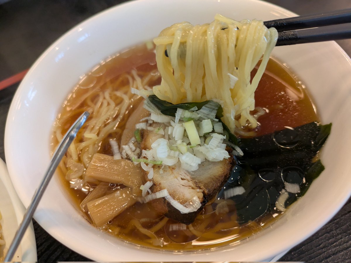 ageobau's tweet photo. ＃埼玉ラーメン道場
＃日本ラーメン道場
＃ラーメン
＃埼玉
＃伊奈
＃福来門
伊奈の福来門で、半ラーチャーハン（✕半チャンラーメン）。
ガツンとパンチのあるスープ、ではなく滋味あふれる優しいスープ。焼目のついた叉焼が美味い。チャーハンにも叉焼がたっぷり。９６０円 https://t.co/cDXFElo4ES