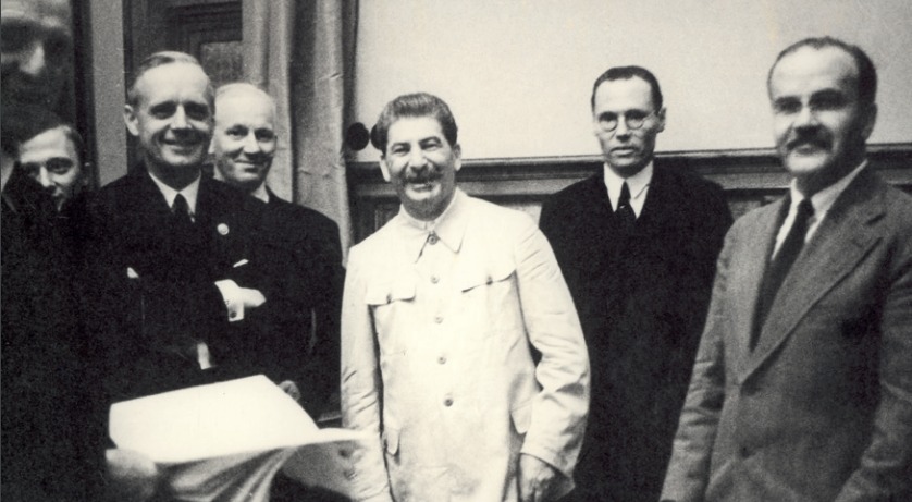 Instytut Pamięci Narodowej (@ipngovpl) on Twitter photo 🗓️ 23 VIII 1939 roku Joachim von Ribbentrop i Wiaczesław Mołotow podpisali w Moskwie pakt, którego konsekwencją był wybuch II wojny światowej, kolejny rozbiór Rzeczypospolitej, największe zbrodnie w dziejach ludzkości i późniejszy podział Europy. 🗓️ 23 VIII 1939 roku Joachim von Ribbentrop i Wiaczesław Mołotow podpisali w Moskwie pakt, którego konsekwencją był wybuch II wojny światowej, kolejny rozbiór Rzeczypospolitej, największe zbrodnie w dziejach ludzkości i późniejszy podział Europy.
