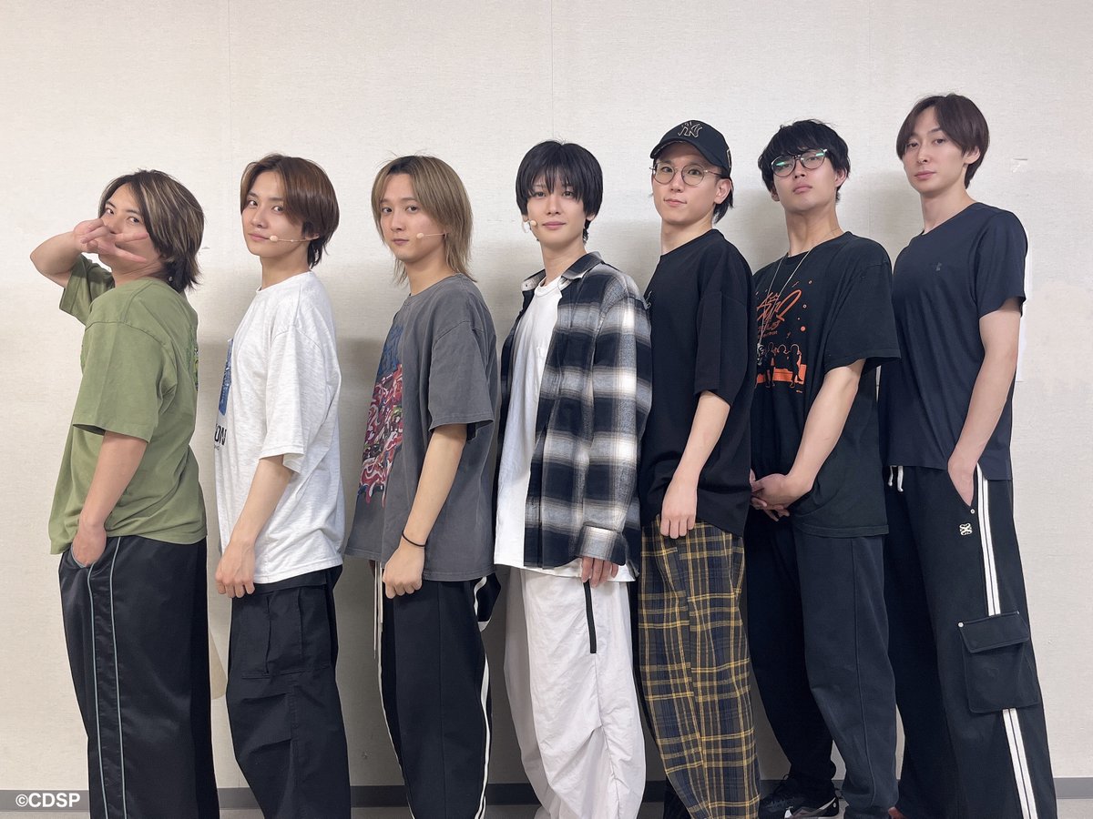 ＼🌟稽古場レポートvol.8🌟／
ー
露口です！
今回はキャスト数も増えてますが、
カリスマの七人も更にパワーアップしています！
今まで見られなかったカリスマの一面も見られるかも！？
ぜひ新しいカリスマたちを覗きに来てください✨

背の順。
ー
#カリdeステ