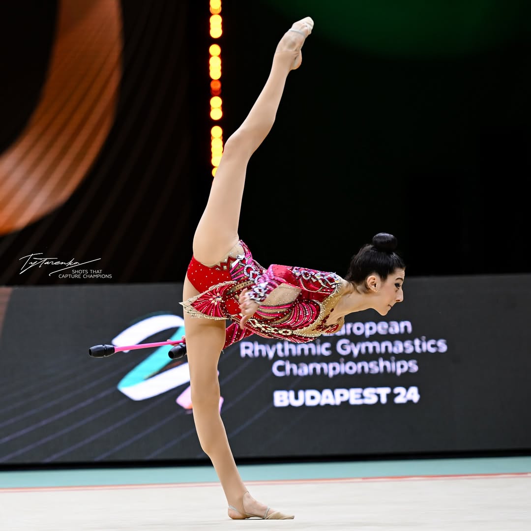 17 yaşındaki milli sporcu Hatice Gökçe Emir, bireysel genel tasnifte Dünya Şampiyonası finaline yükselen ilk Türk ritmik cimnastikçi oldu.