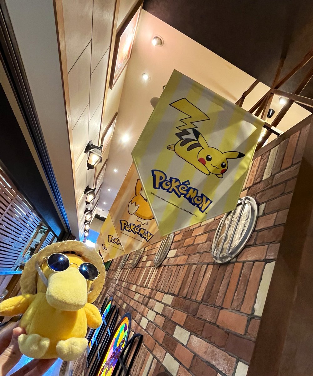 mattarinuito's tweet photo. 念願のコダックのコメダ珈琲店に来れた〜！！
かわいい〜！
ドヤ顔のおコダ

#ポケモンfit #ぬい撮り #ぬい活 #ポケモンのいる生活 https://t.co/lmv8tfSxrM