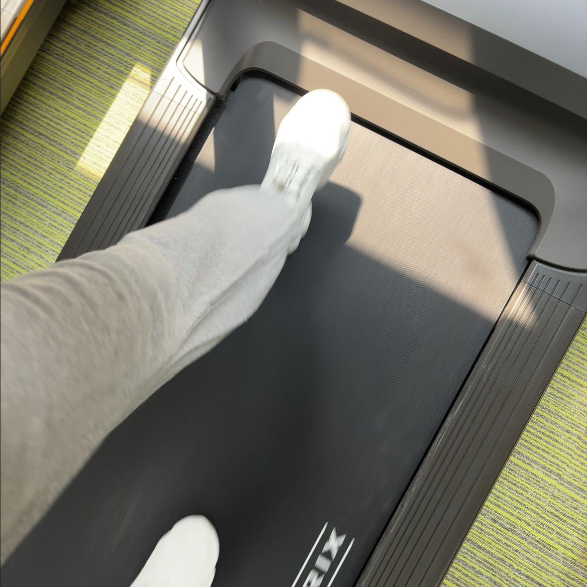 Nya37o5's tweet photo. 仕事前にトレッドミルでhiit2回とその間にウォーキング20分挟んでスッキリ🩵✨
だいすきなブルベリヨーグルト美味しそうに見えないし手大きいのいや🖐🏻😖 https://t.co/s6JebcCnsm