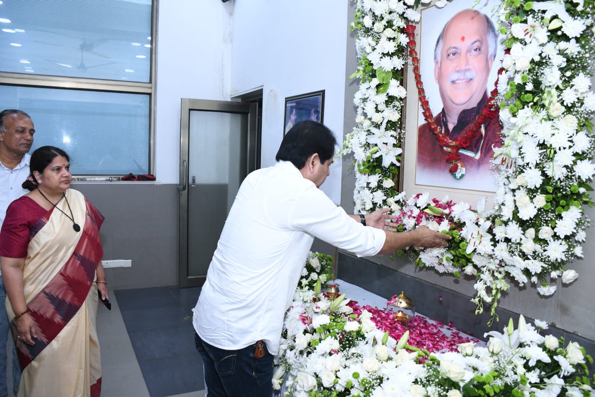 On the occasion of the death anniversary of senior Congress leader, former Union Minister, and former Mumbai Congress President, Late Gurudas Kamat, we pay our humble tribute to his cherished memories. 🙏🌸

#RememberingGurudasKamat
#GurudasKamat
#MumbaiCongress
#India
#Mumbai