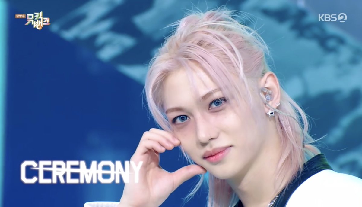 SKZ_INF8's tweet photo. "CEREMONY"1回目の🇰🇷音楽番組
8/22ミューバンのエンディング妖精🧚‍♂️

🐿ハン→🐺バンチャン
→🐥フィリックス

#StrayKids #스트레이키즈
#KARMA
#CEREMONY https://t.co/wHqtWtdEor