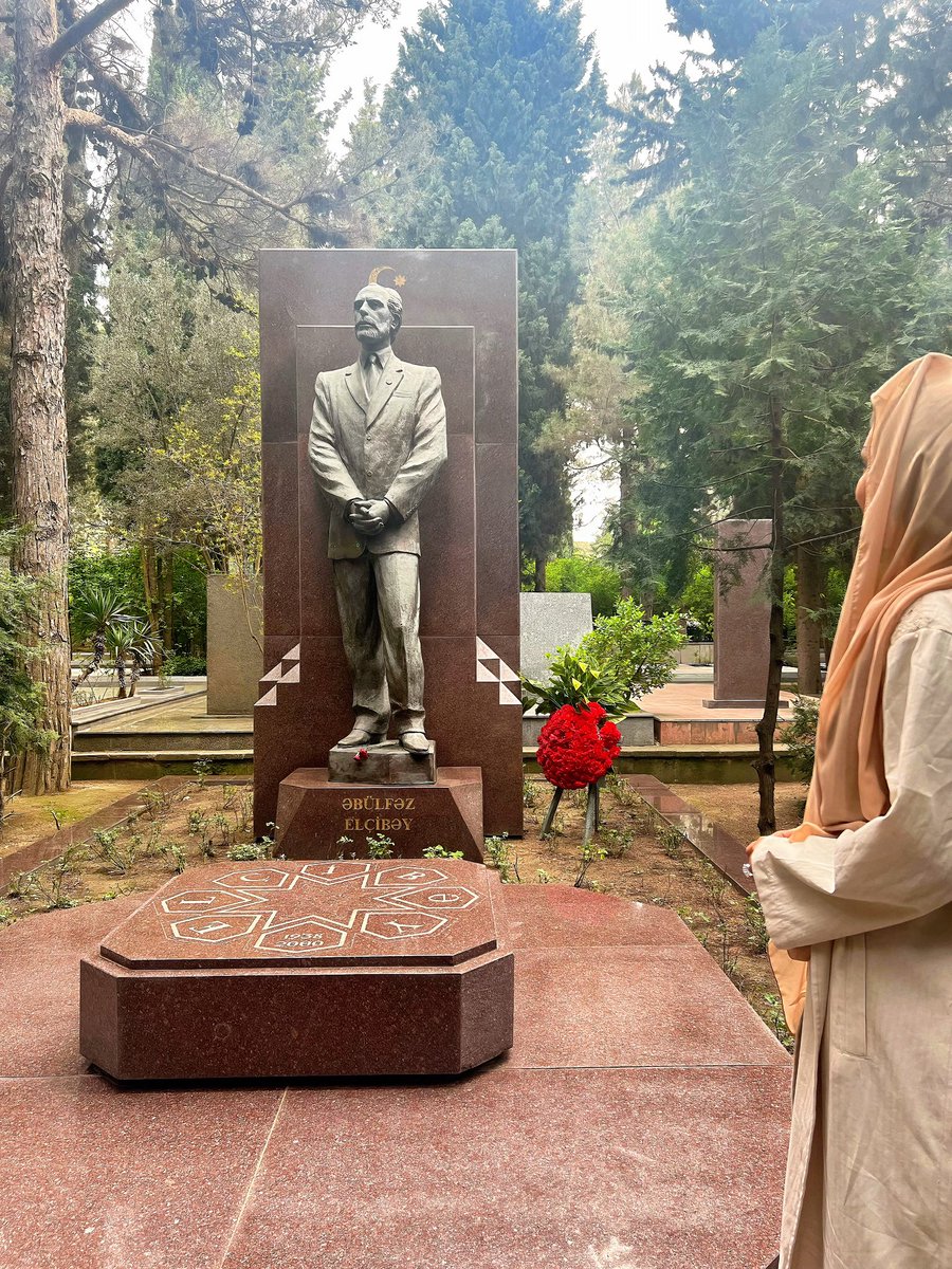 Türk dünyasının gönlünde müstesna bir yere sahip olan Azerbaycan’ın ikinci Cumhurbaşkanı Ebulfez Elçibey, milletine adanmış bir ömür sürdü. Özgürlük, milli birlik ve Türk dünyasının kardeşliği için verdiği mücadeleyle hafızalara kazındı. Onun idealleri, sınırları aşan bir