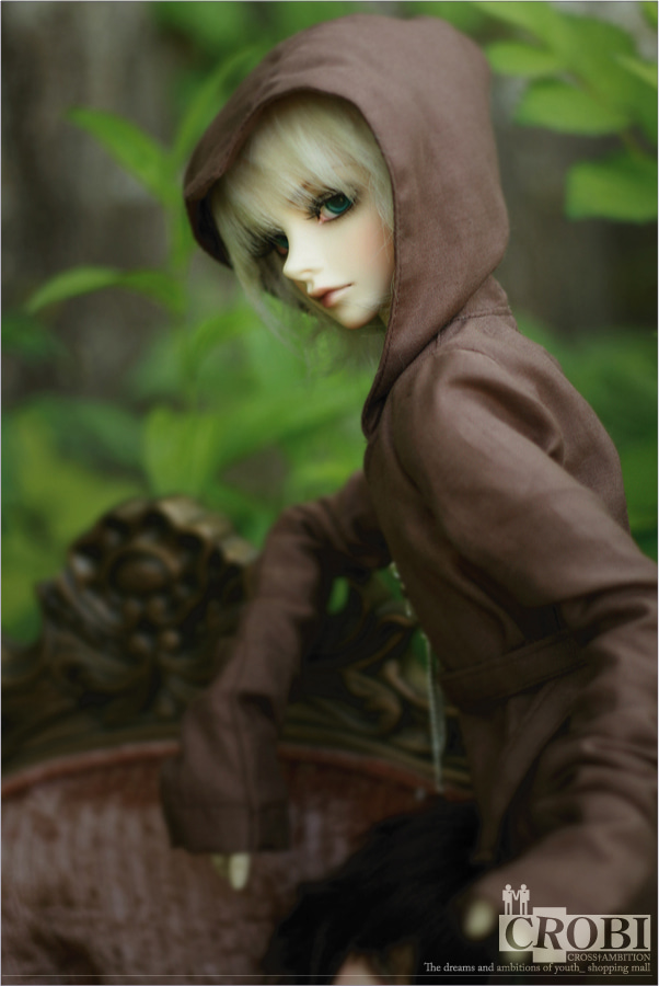 Lance – Striking and mysterious, with piercing green eyes and a hooded look that radiates quiet strength.

#BJDCrobi #BJDdoll #Lance #BallJointedDoll #ABJD #ResinDoll #BJDcollector #BJDart #BJDfashion #BJDcommunity #BJDlover #BJDstyle #BJDlife #BJDphotography #BJDworld #BJDmodel