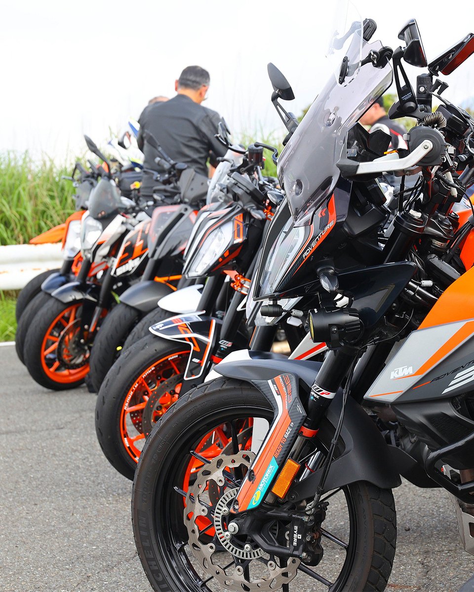 ktm_japan's tweet photo. 【ORANGE BLOOD ミーティング in 七ヶ宿】
9月14日(日)、2回目のORANGE BLOOD ミーティングを宮城県「道の駅七ヶ宿」で開催します。

KTMが好きな人同士で集い、語り合う、ゆるく自由なミーティング。

来場者には、Red Bullエナジードリンクとオリジナルステッカーをプレゼント予定！
※数量限定のため、先着順でなくなり次第終了となります。ご了承ください。

今回は、3連休の中日、9月14日(日)！ぜひ、遠方の方もロングツーリングの中継地点としてご利用ください。

北へ走れば、蔵王エコーライン、南へ走れば、磐梯吾妻スカイライン。北からのライダーにも南からのライダーにも好都合な場所です！

【イベント概要】
開催日：9月14日（日）
時間：8-11時（集合写真撮影 9時を予定）
場所：道の駅七ヶ宿　駐車場
住所：宮城県刈田郡七ヶ宿町字上野8-1
事前申込：不要
参加費：無料

※雨天の場合は延期/中止

▼詳細はこちら！
https://t.co/darXuqKt1Y

#KTM #KTMJ #OrangeBloodミーティング #我々はオレンジ #道の駅七ヶ宿
