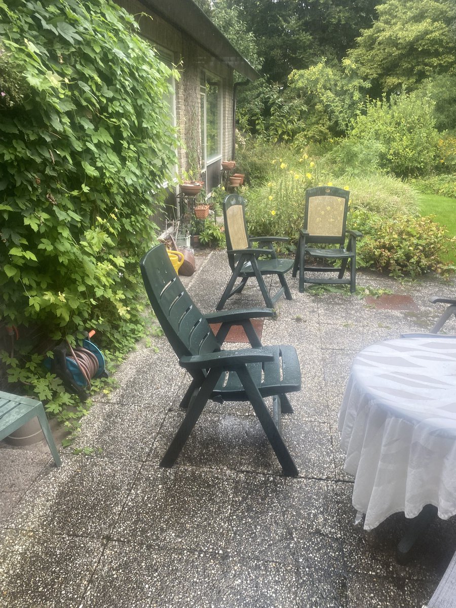 En opeens regent het na lange tijd van droogte.