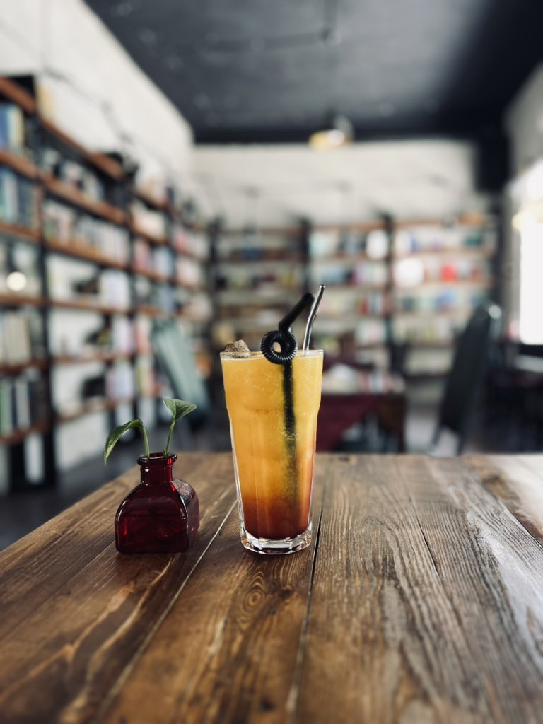 بعد از مدت‌ها، جمعه با «آنجا»

از «سر رشته شادیست خیال خوش تو» و غرفه‌ی کتاب‌های قدمی؛ تا «ای دل آنجا رو که با تو روشن‌اند» و سردنوش کارون