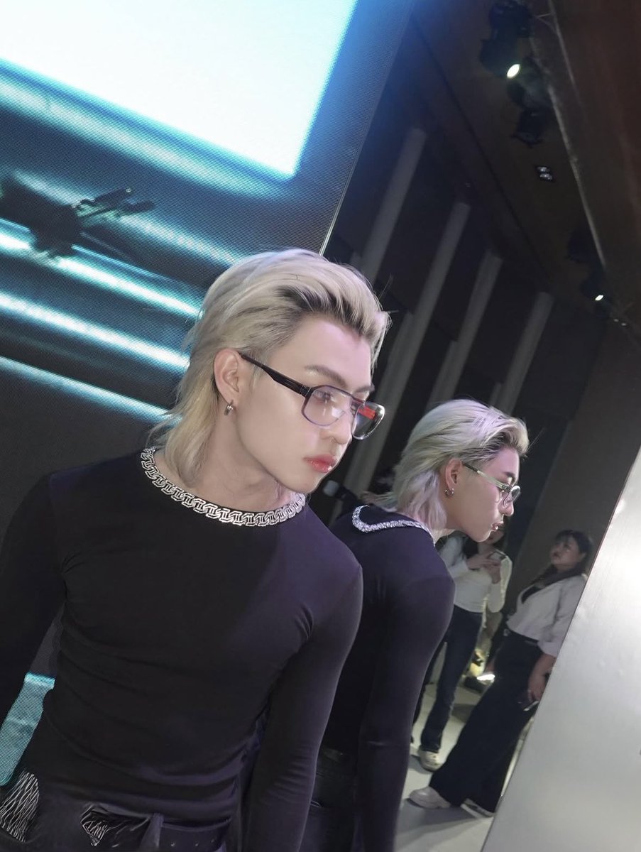 Woooo with glasses on 🤭😏
#Fum_Zolar #ZOLAR