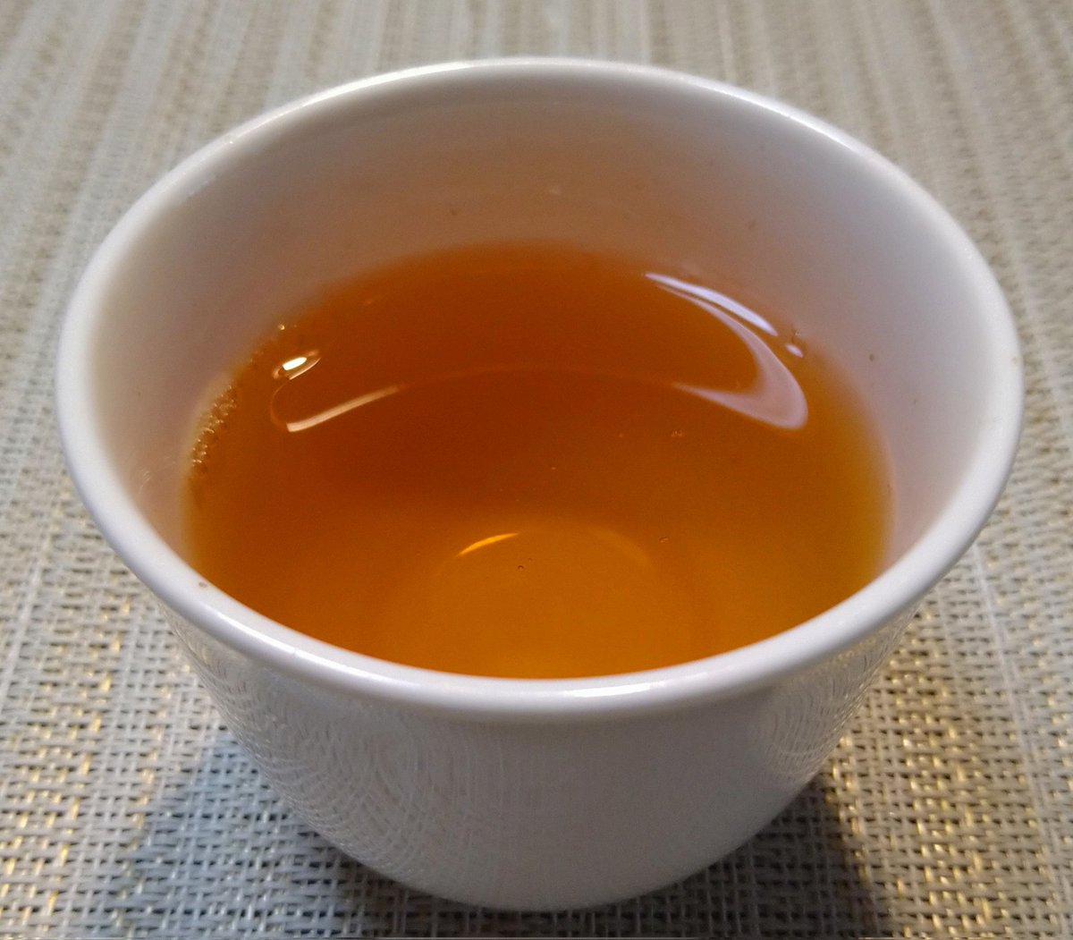 台湾の烏龍茶、凍頂烏龍茶。
ちょうどよい焙煎具合の烏龍茶。濃厚な烏龍茶の香りは香ばしさと花香と甘さのバランスがよい