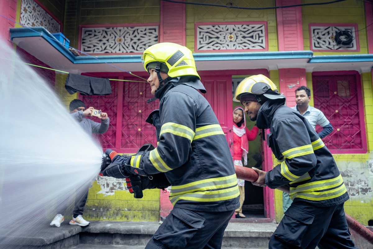ECHO_Asia's tweet photo. Every second counts when a fire breaks out! 🔥🏍️

In Nepal, the EU and @UNDP provided firefighters with training and piloted specially equipped motorcycles to reach places fire trucks can't - saving lives in narrow streets and crowded areas. https://t.co/MyBPtrmxCZ