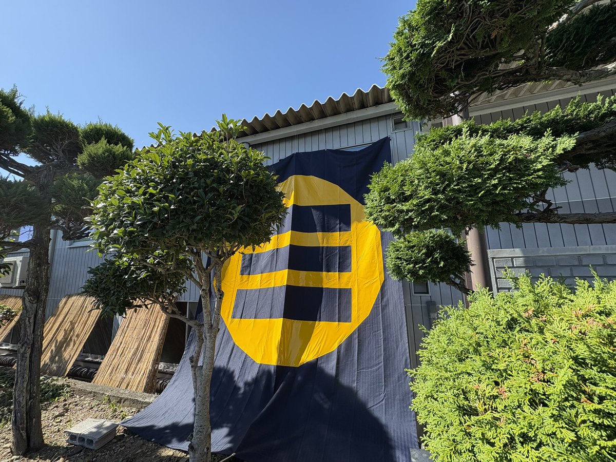 silkstring03's tweet photo. お昼ご飯を食べに自宅に帰り、会社に戻ってみるとあら不思議。

丸三の特大マークが吊り下げられておりました！

これは社員が製作したもので、私にサプライズプレゼントとして掲げてくれたものなんです。

忙しい合間をぬって作ってくれた社員の皆さんありがとうございました😭 https://t.co/XfzPNermEh