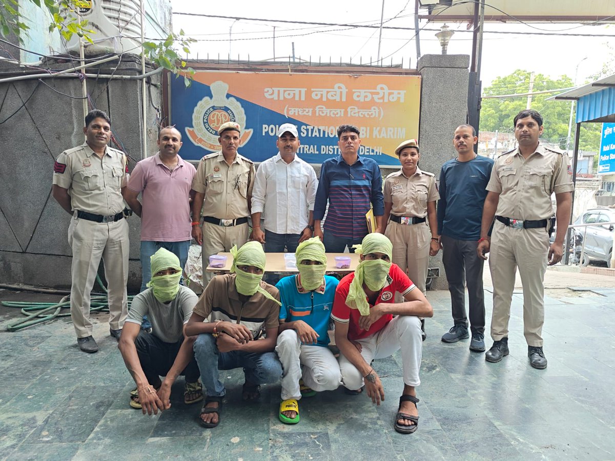 SanjayWork73376's tweet photo. 🚨 दिल्ली पुलिस की बड़ी कार्रवाई 
थाना नबी करीम की टीम ने लुटेरों के गिरोह का भंडाफोड़ किया
✅ 4 आरोपी गिरफ्तार
✅ लूटा हुआ बैग, सिक्के और आधार कार्ड बरामद
✅ अपराध में इस्तेमाल चाकू ज़ब्त
✅ CCTV और टेक्निकल सर्विलांस से हुई पहचान

@DelhiPolice #DelhiPolice #CrimeNews #NabiKarim https://t.co/nocl9FqsOD
