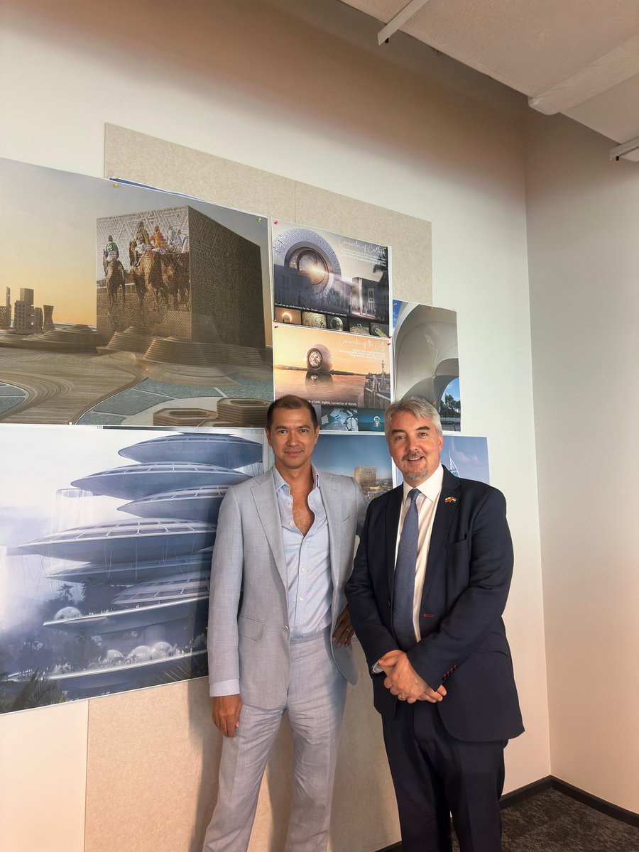 EmbEAUEcu's tweet photo. El Embajador de Ecuador en Emiratos Árabes Unidos @fribade visitó al arquitecto ecuatoriano Eduardo McIntosh, Director Regional de arquitectura de la multinacional Atkins Realis con sede en Dubai.

Eduardo ha trabajado en el diseño de proyectos arquitectónicos como el Resort Jumeirah Marsa Al Arab en Dubai y ha ganado competencias internacionales de arquitectura como el Royal Diriyah Equestrian and Polo Club, el Masterplan New Murabba (14 millones de metros cuadrados de desarrollo inmobiliario) y The Mukaab,  un cubo de 400x 400 metros con un rascacielos dentro de el rodeado del más grande contexto inmersivo digital de la historia. 

Este proyecto será el ícono nacional del reino de Arabia Saudita