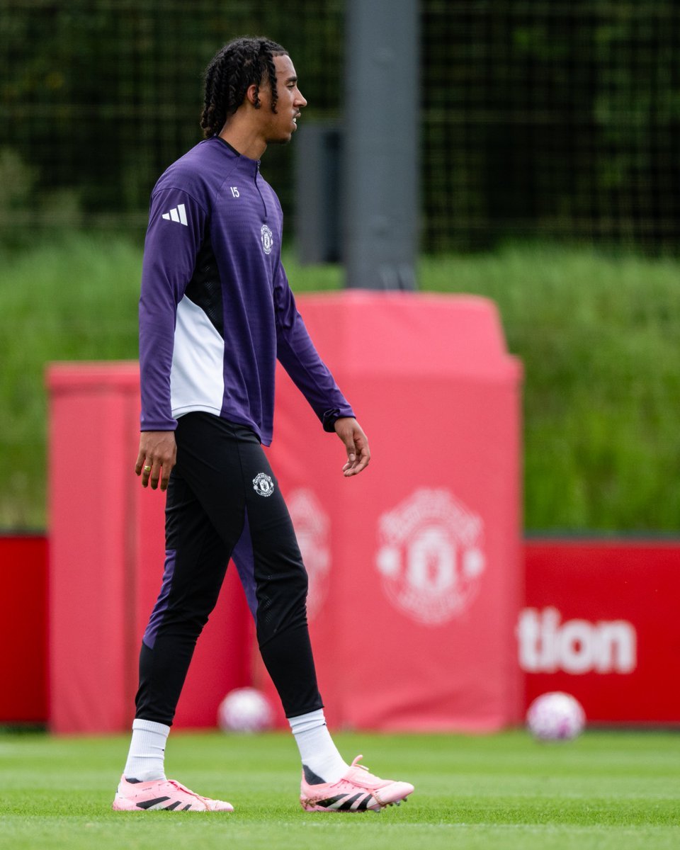 UtdDistrict's tweet photo. #mufc's young French stars 🤝 pink boots 🩷🇫🇷🥹
#AM9 https://t.co/yZFXsr1rLY