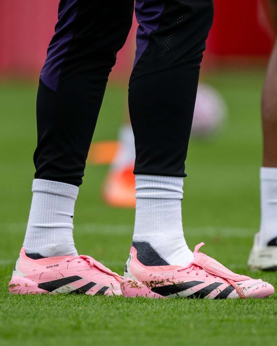 UtdDistrict's tweet photo. #mufc's young French stars 🤝 pink boots 🩷🇫🇷🥹
#AM9 https://t.co/yZFXsr1rLY