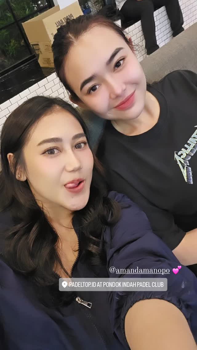 AdrianaLyly's tweet photo. PiwPiw Temanin Bojone Main Padel 🤩💃🥰🤏Duo bucinku😘 @amandamanopo #AMKA 
#KEnnywithmaNDA https://t.co/LBTKKmsOsD