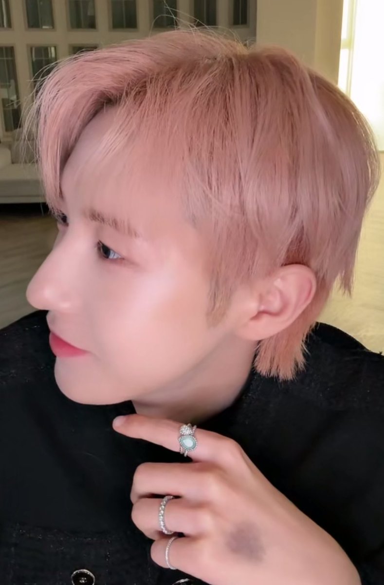 renjuns323's tweet photo. that side profile is insane https://t.co/HZuBhagAmd