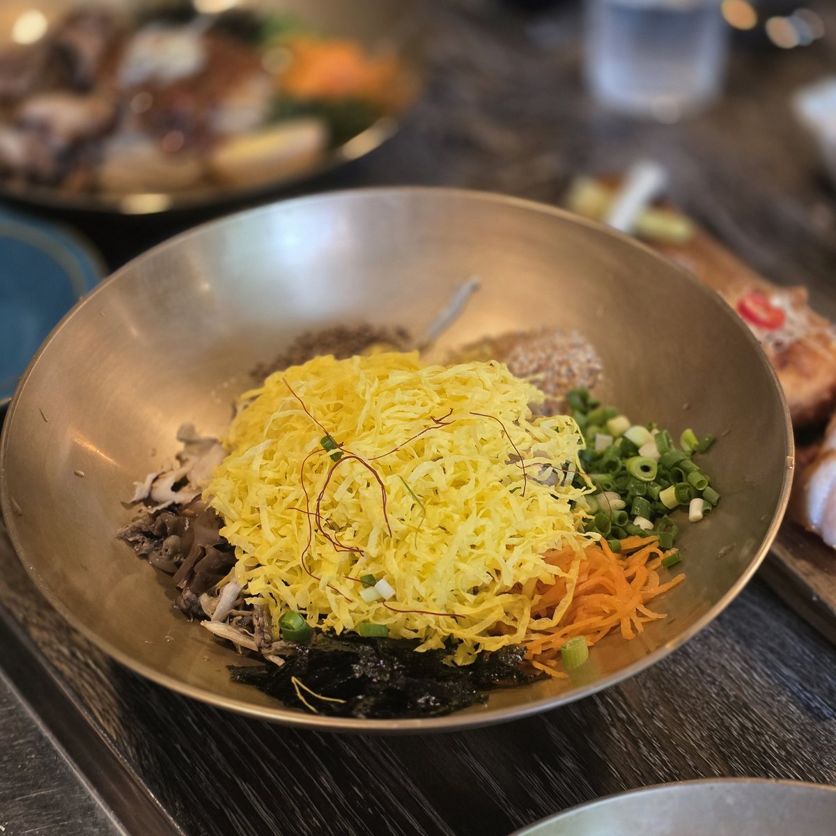 zkxdkf's tweet photo. 제주 모던돔베
비빔국수, 고기국수, 유지름골동면 여기에 사이드메뉴인 감자전과 돔베고기까지 먹었는데 전반적으로 깔끔하고 친절하심!! https://t.co/0I35tnU1O7