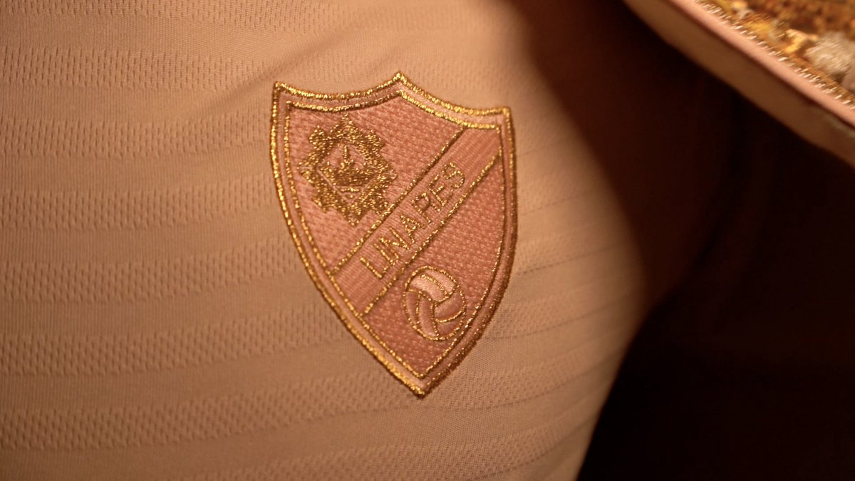 LaLiga Hypermotion +Fútbol (@masfutbolmarca) on Twitter photo 👕 El <a href="/Linares_Dptvo/">Linares Deportivo 💙⚒</a> lo vuelve a hacer: su tercera equipación, "de rosa palo y oro", rinde homenaje a Manolete, fallecido en la Plaza de Toros de Linares el 28 de agosto de 1947
💛❤️ Semanas atrás ya lo petó con su segunda camiseta, dedicada a Totti y a la AS Roma 👕 El <a href="/Linares_Dptvo/">Linares Deportivo 💙⚒</a> lo vuelve a hacer: su tercera equipación, "de rosa palo y oro", rinde homenaje a Manolete, fallecido en la Plaza de Toros de Linares el 28 de agosto de 1947
💛❤️ Semanas atrás ya lo petó con su segunda camiseta, dedicada a Totti y a la AS Roma