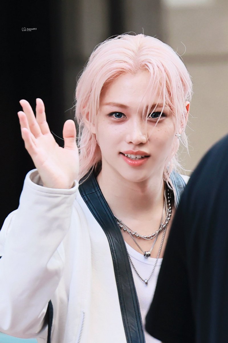 Aurora915 tweet media