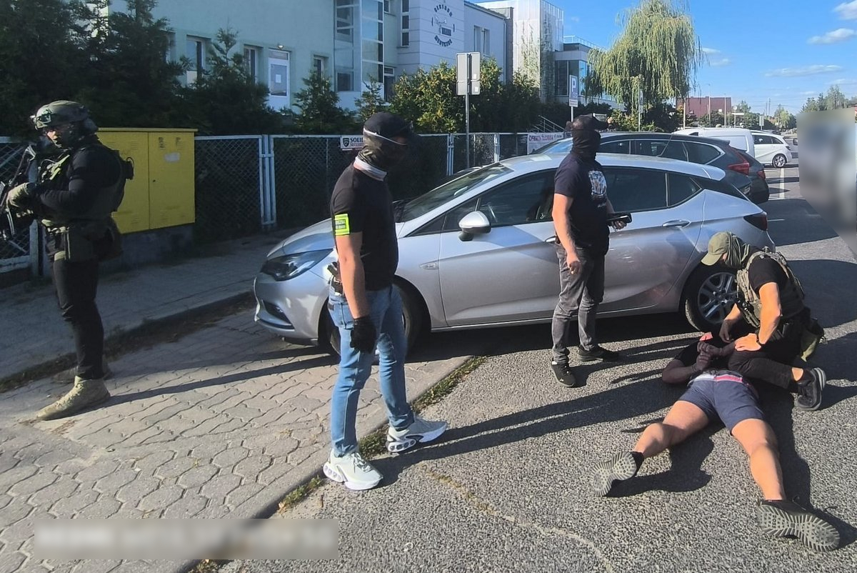 Nadodrzanski_SG's tweet photo. 41-latek z okolic Bydgoszczy prowadził laboratorium metamfetaminy!
Funkcjonariusze #NoOSG z policjantami zabezpieczyli chemikalia i sprzęt do produkcji narkotyków. Zatrzymanemu mężczyźnie grozi do 20 lat więzienia!
#NadodrzańskiOSG #StrażGraniczna #KWPwBydgoszczy https://t.co/nIg9shMMD0