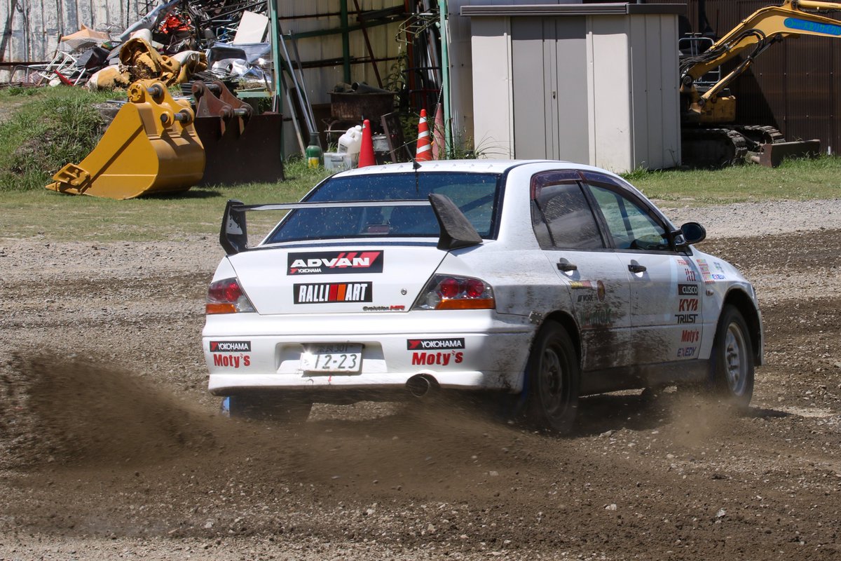 FRがリアタイヤからガッツリ砂煙上げてるのも
AWDが四つのタイヤからサラッと砂煙上げてるのも
どっちもかっこよい