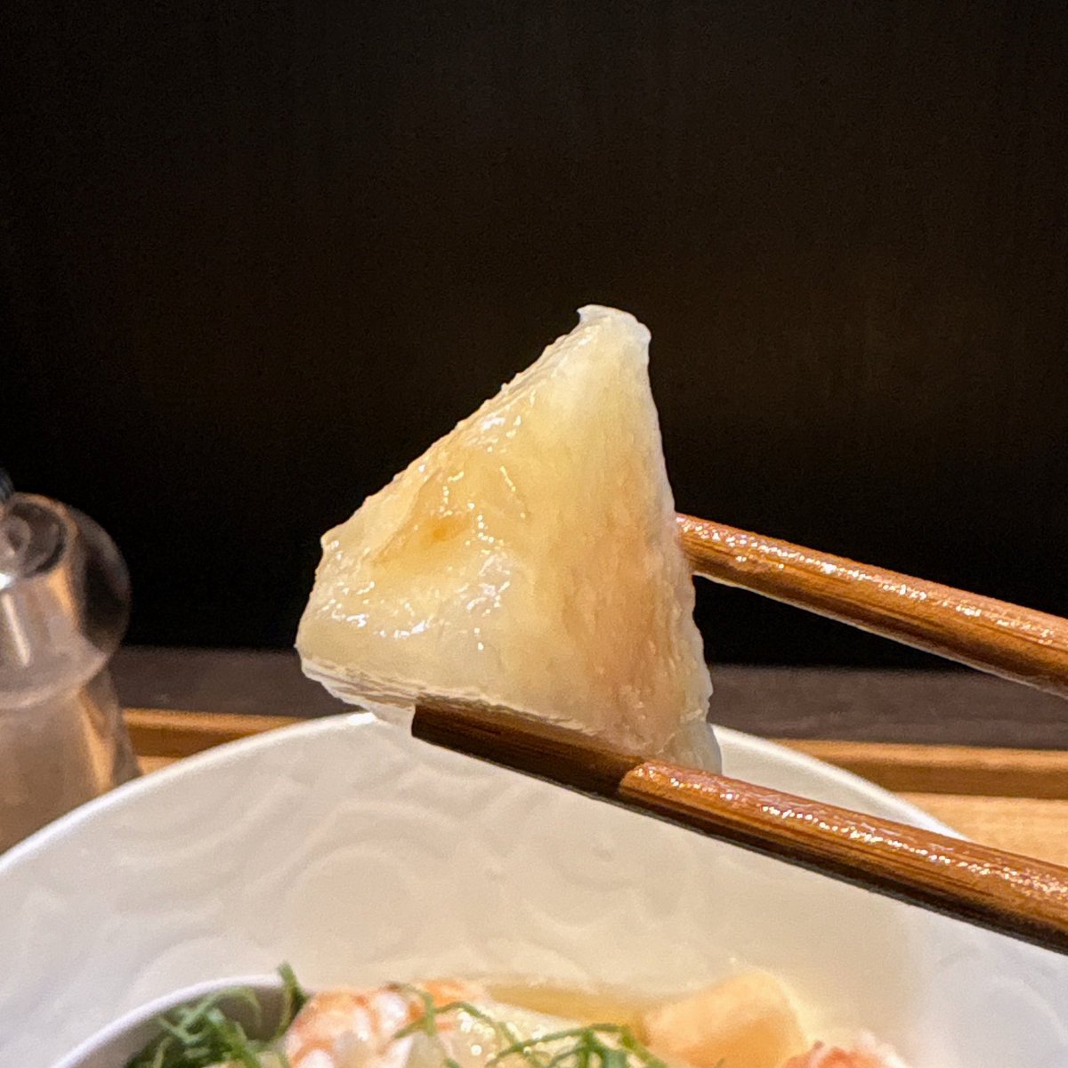KGM_court's tweet photo. 支那そばや 本店(戸塚)

桃の冷やしらぁ麺 2300円
Charles de Cazanove2016 1600円

ぶしゅかん(柑橘)の甘酸っぱい冷製スープに確り締められたツルシコ自家製麺、そして程よい甘みの桃がたっぷり乗る支那そばや夏の風物詩な一杯😊
今回は長野県産のとさっ子🍑この桃と大葉とぶしゅかんが..合うんだわ🥰 https://t.co/UxyBM57bCS