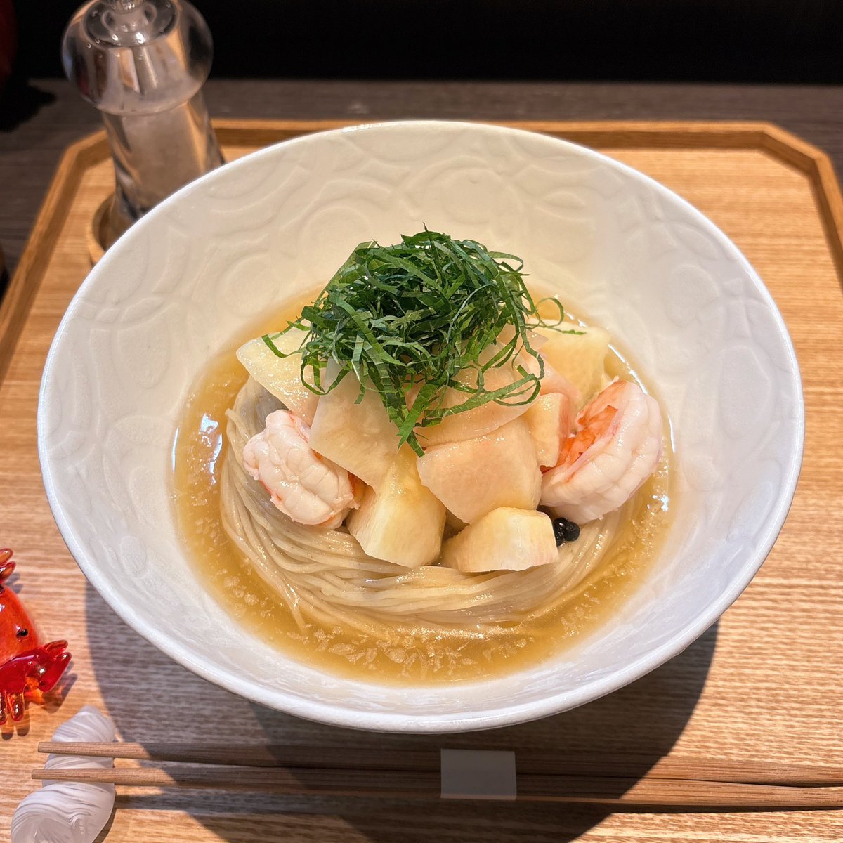 KGM_court's tweet photo. 支那そばや 本店(戸塚)

桃の冷やしらぁ麺 2300円
Charles de Cazanove2016 1600円

ぶしゅかん(柑橘)の甘酸っぱい冷製スープに確り締められたツルシコ自家製麺、そして程よい甘みの桃がたっぷり乗る支那そばや夏の風物詩な一杯😊
今回は長野県産のとさっ子🍑この桃と大葉とぶしゅかんが..合うんだわ🥰 https://t.co/UxyBM57bCS