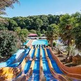thenews_fr's tweet photo. 🇫🇷🇮🇱 Un gérant de parc de loisirs de Pyrénées-Orientales, placé en garde à vue après avoir refusé l’accès �� un groupe de 150 jeunes israéliens. Il est accusé de « discrimination fondée sur la religion », un délit passible de trois ans de prison.

⛈️Pourtant, le parc était fermé pour tout le monde pour raison de sécurité suite à de violents orages. L'annonce avait été faite la veille...

⭕️ Et pendant ce temps, les auteurs de discrimination contre d'autres minorités ne sont pas inquiétés.