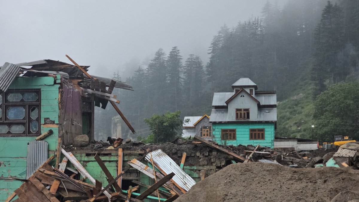 KashmirLife's tweet image. Kishtwar Cloudburst: Homes Buried in Rubble

A trail of devastation remains as families in Padder, Kishtwar sift through debris, searching for what little is left after the deadly cloudburst. #KashmirLife's #ShadabGillani and #UmarDar visited the affected area and documented the