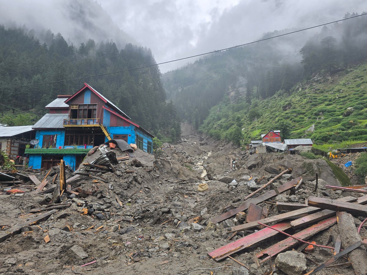 KashmirLife's tweet image. Kishtwar Cloudburst: Homes Buried in Rubble

A trail of devastation remains as families in Padder, Kishtwar sift through debris, searching for what little is left after the deadly cloudburst. #KashmirLife's #ShadabGillani and #UmarDar visited the affected area and documented the