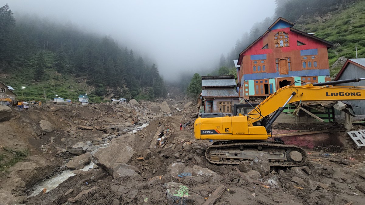 KashmirLife's tweet image. Kishtwar Cloudburst: Homes Buried in Rubble

A trail of devastation remains as families in Padder, Kishtwar sift through debris, searching for what little is left after the deadly cloudburst. #KashmirLife's #ShadabGillani and #UmarDar visited the affected area and documented the