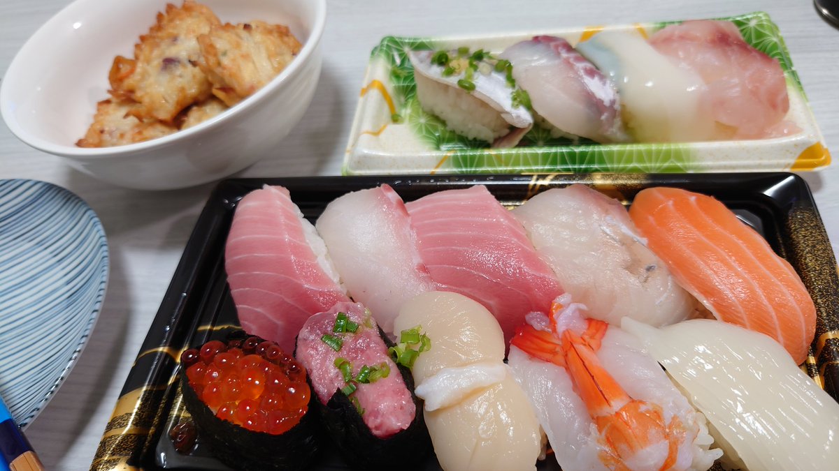 今日は角上のお寿司とタコの練り物