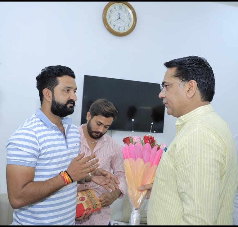 अभियंता वेलफेयर फाउंडेशन के संयुक्त सचिव श्री निकुल पाटीदार जी ने आज राजस्थान के जल संसाधन मंत्री श्री सुरेश रावत जी से अभियंताओं के हितों के लिए मुलाकात की। 
<a href="/Nikulpatidar13/">Nikul patidar</a> 
<a href="/SureshRawatIN/">Suresh Singh Rawat</a>