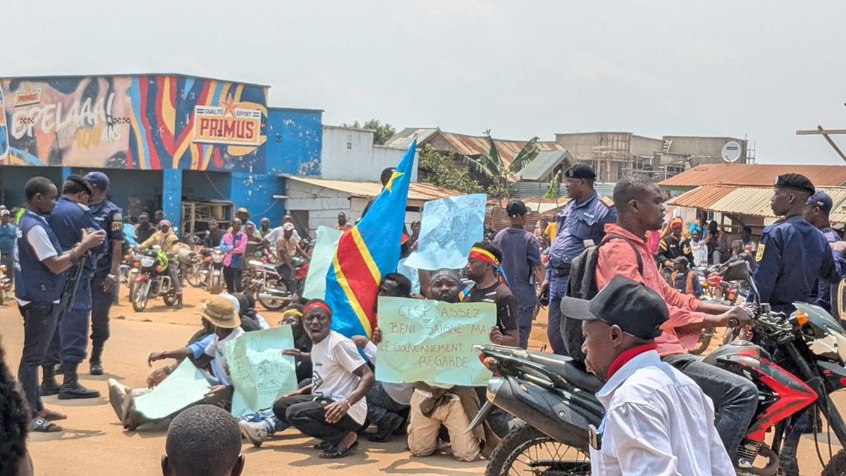 luchaRDC's tweet image. À #Beni, notre manifestation pacifique exigeant du gouvernement congolais la neutralisation des #ADF est en train d&apos;être réprimée par la police. Nous condamnons cette obstruction illégale et exigeons sa lévée. S&apos;attaquer à ceux qui reclament la paix ne mettra pas fin aux tuéries