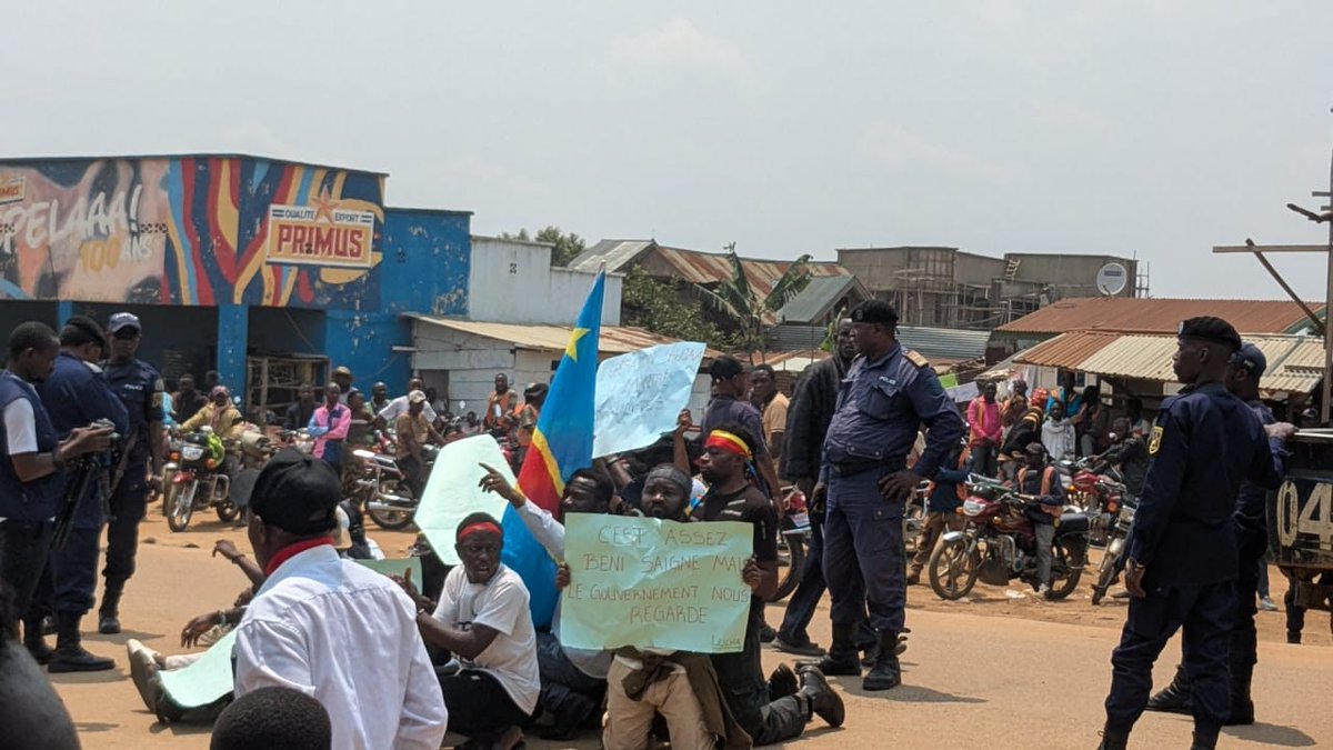 luchaRDC's tweet image. À #Beni, notre manifestation pacifique exigeant du gouvernement congolais la neutralisation des #ADF est en train d&apos;être réprimée par la police. Nous condamnons cette obstruction illégale et exigeons sa lévée. S&apos;attaquer à ceux qui reclament la paix ne mettra pas fin aux tuéries