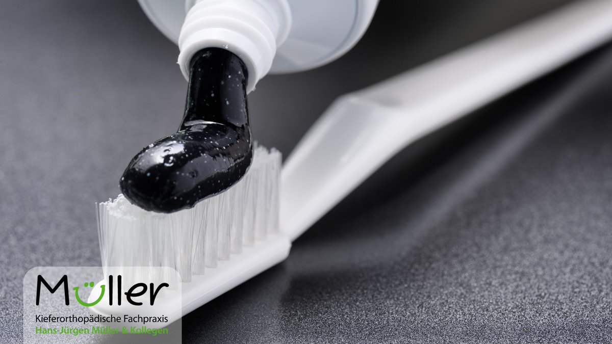 kfo_info's tweet photo. Kohle-Zahnpasta: Der natürliche Weg zu weißeren Zähnen? 🌿🖤 Erfahre, warum sie nicht das Wundermittel ist, das sie zu sein scheint, und was du stattdessen tun kannst! #dentalwelt #Zahnaufhellung #GesundeZähne https://t.co/qQMcXxWy8B https://t.co/PbMeQyVTtP