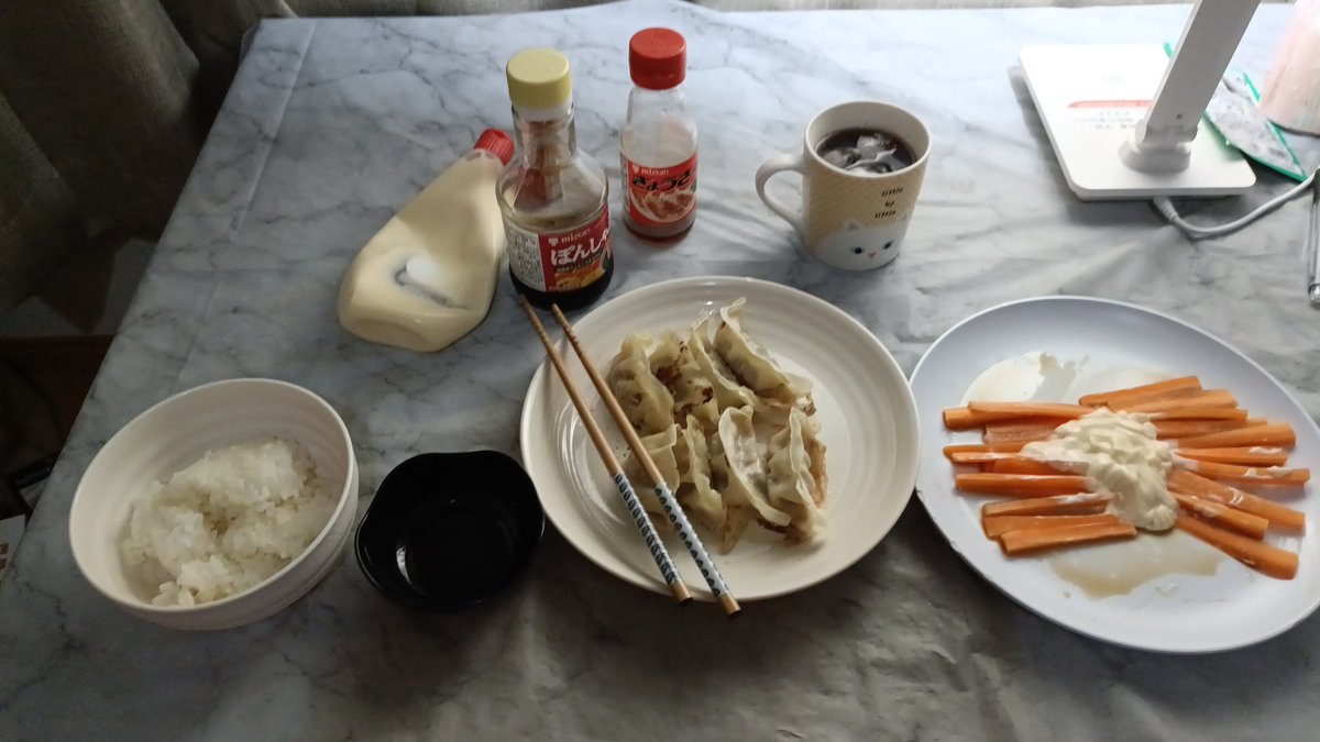 見えづらいですが、
夕飯です。
サラダ、手抜きですみません。