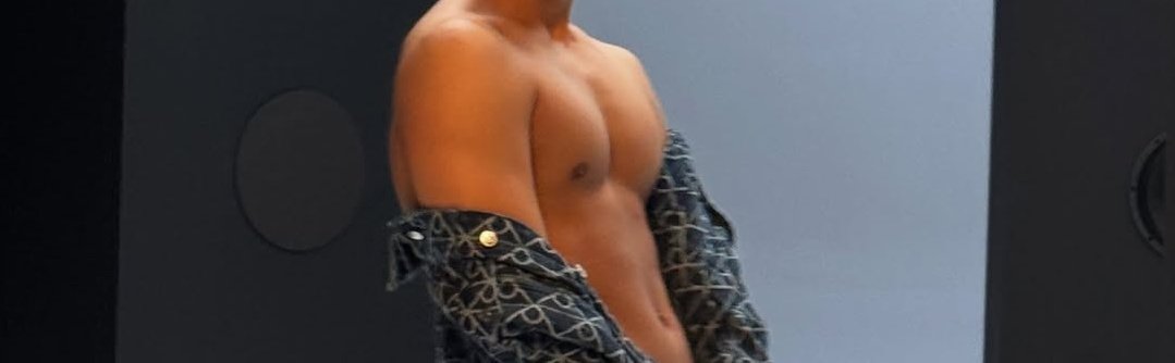 THE8FlNITY's tweet photo. My eyes stared straight to the boobz https://t.co/Jbt57AWJu2