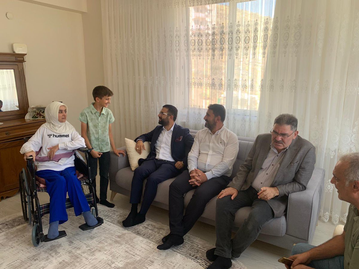 AK Parti Genel Merkez MKYK Üyesi ve aynı zamanda Aydın İl Koordinatörü Sn. Mahmut EMİNMOLLAOĞLU ile birlikte İspir İlçemizi ziyaret ettik.

Yönetim kurulu üyelerimiz, Gençlik kollarımız ve kadın kollarımız ile birlikte İlçe başkanlığımızda bir araya geldik. Akabinde İspir