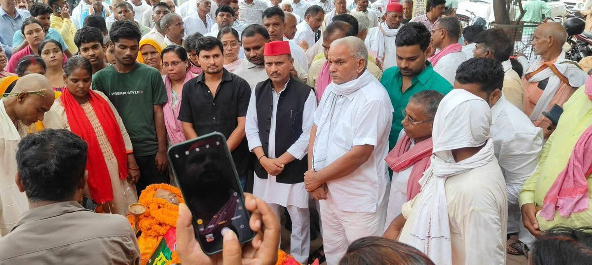MLCVijay's tweet photo. आज समाजवादी पार्टी के संस्थापक सदस्य पूर्व एमएलसी, पूर्व चेयरमैन कॉपरेटिव बैंक गाज़ीपुर श्रद्धेय बच्चा यादव जी (बच्चा बाबू) के शव यात्रा में एवं अंतिम संस्कार में श्मशान घाट गाजीपुर। सादर नमन।। https://t.co/EzjxPRKz8m