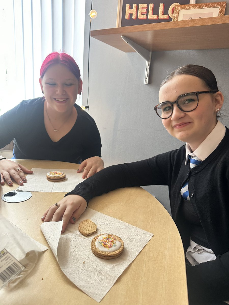 The_Bothy's tweet image. Look at those smiles 🥰 

Some of the best conversations are shared over a good cuppa and a self made cookie 🍪 ☕️ 

Our young carers group have some of the most compassionate and thoughtful conversations 💜 

#youngcarers