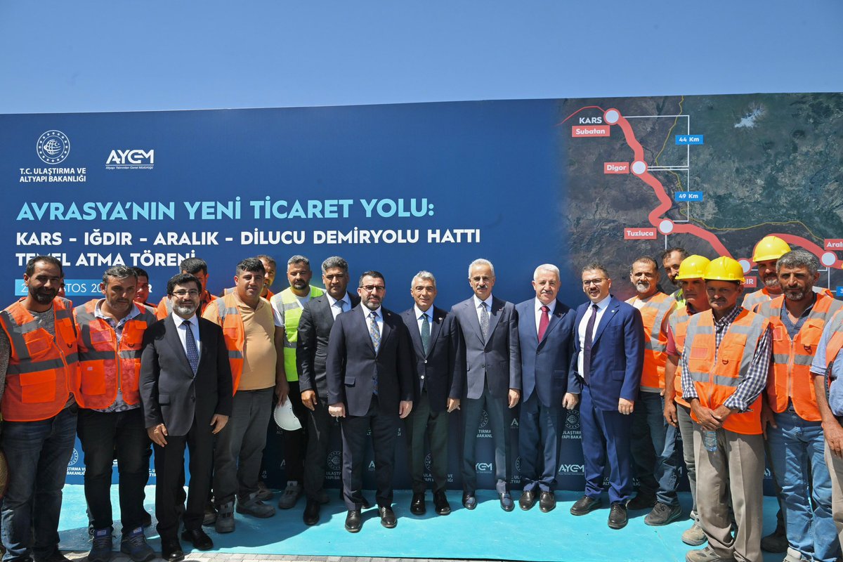 📍Iğdır

Bugün, tarihin kadim yollarının kavşağında yeni bir sayfa açıyoruz…

Barışı, kardeşliği ve geleceği taşımak üzere Kars-Iğdır-Aralık-Dilucu Demiryolu Hattı’nın temelini attık.

Bu hat; Zengezur Koridoru’nun kapısını aralayacak, Güney Kafkasya’da barış ve refahın yeni bir