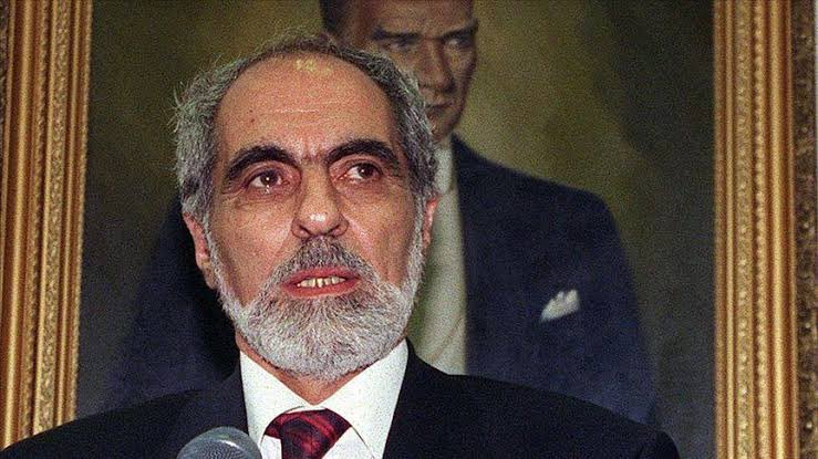 “ ‘Türk değilim’ diyene karşı sakın ısrar etmeyin. Allah’ın bahşettiği şerefi istemeyen şerefsize biz zorla şeref verecek değiliz.”

🇦🇿Ebulfez Elçibey