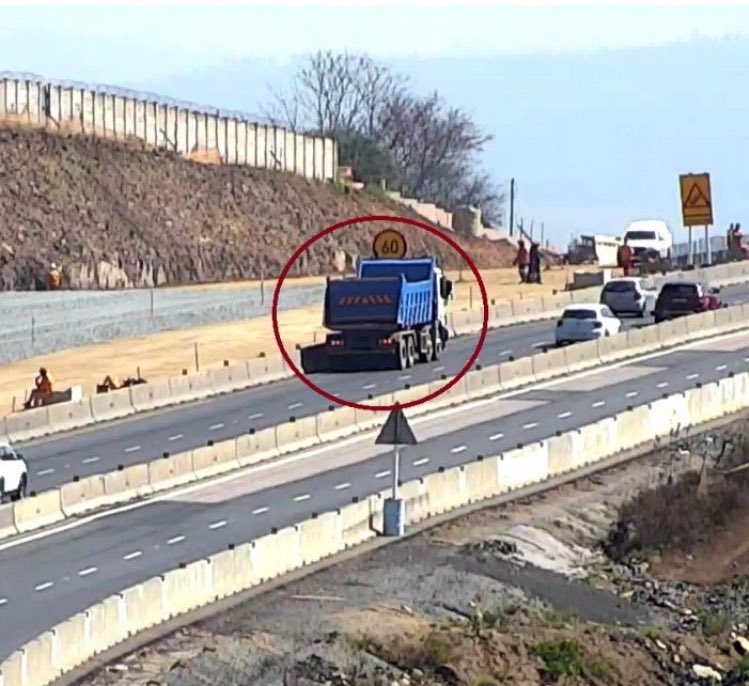 Time - 11:56
Date - 22 August 2025

Scene Update - Truck Obstruction on N3 Northbound before Market Road. Joeys Towing in attendance 

#KZNTRAFFIC #TRAFFIC247KZN