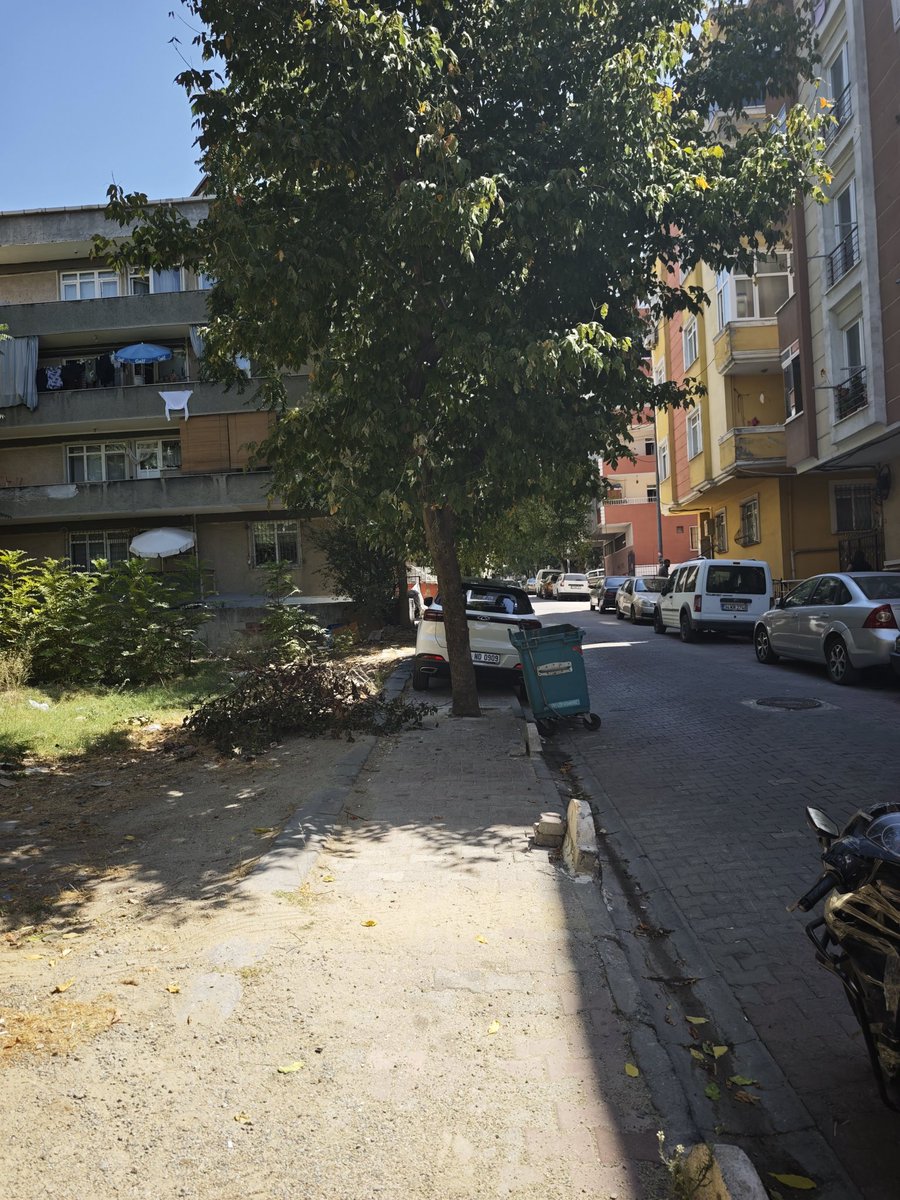 panoramaokan's tweet photo. @BahcelievlerBel @AKBahcelievler @DrHakanBahadir buradaki boş arsa yıllardır boyle atıl duruyor. Malum park sorunu var. Sokağın bir tarafı parka da uygun değil. Bu arsayı kaldırımdan geçiş olacak şekilde açıp duzlestirseniz en az 30 araç parkedebilir. Park sorunu bı nebze düzelir https://t.co/bUjxCwl92L